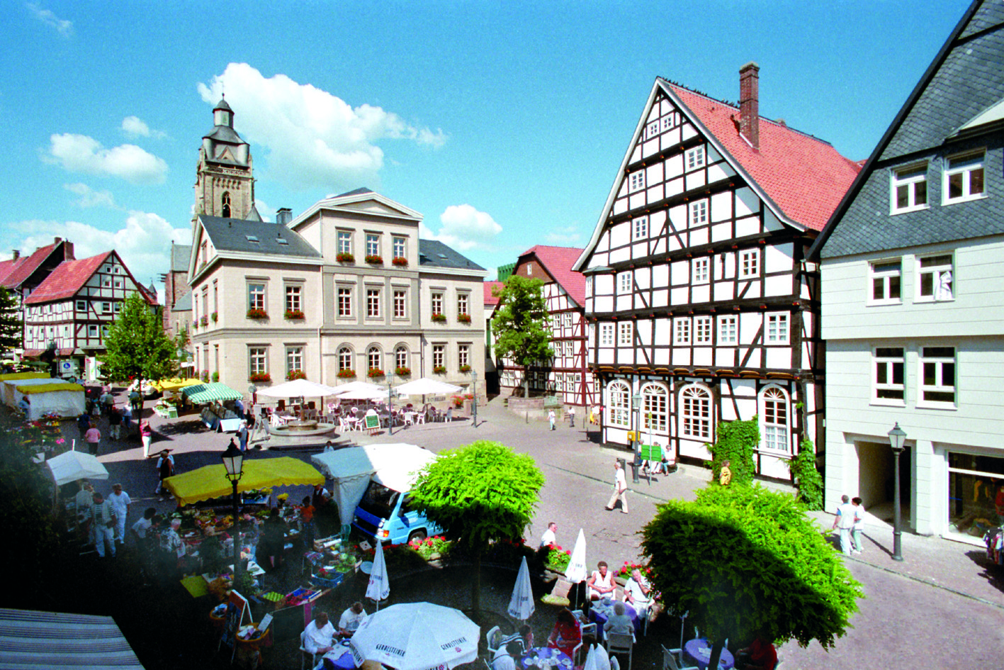 Marktplatz mit Rathaus und Stadtkirche